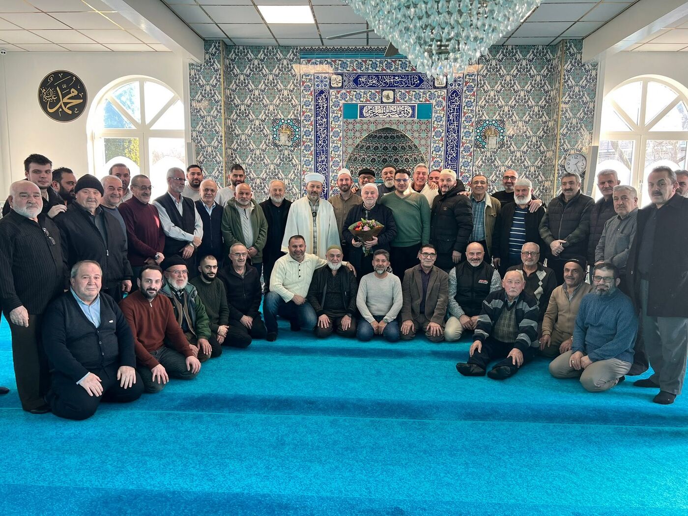 Groepsfoto voor de mihrab