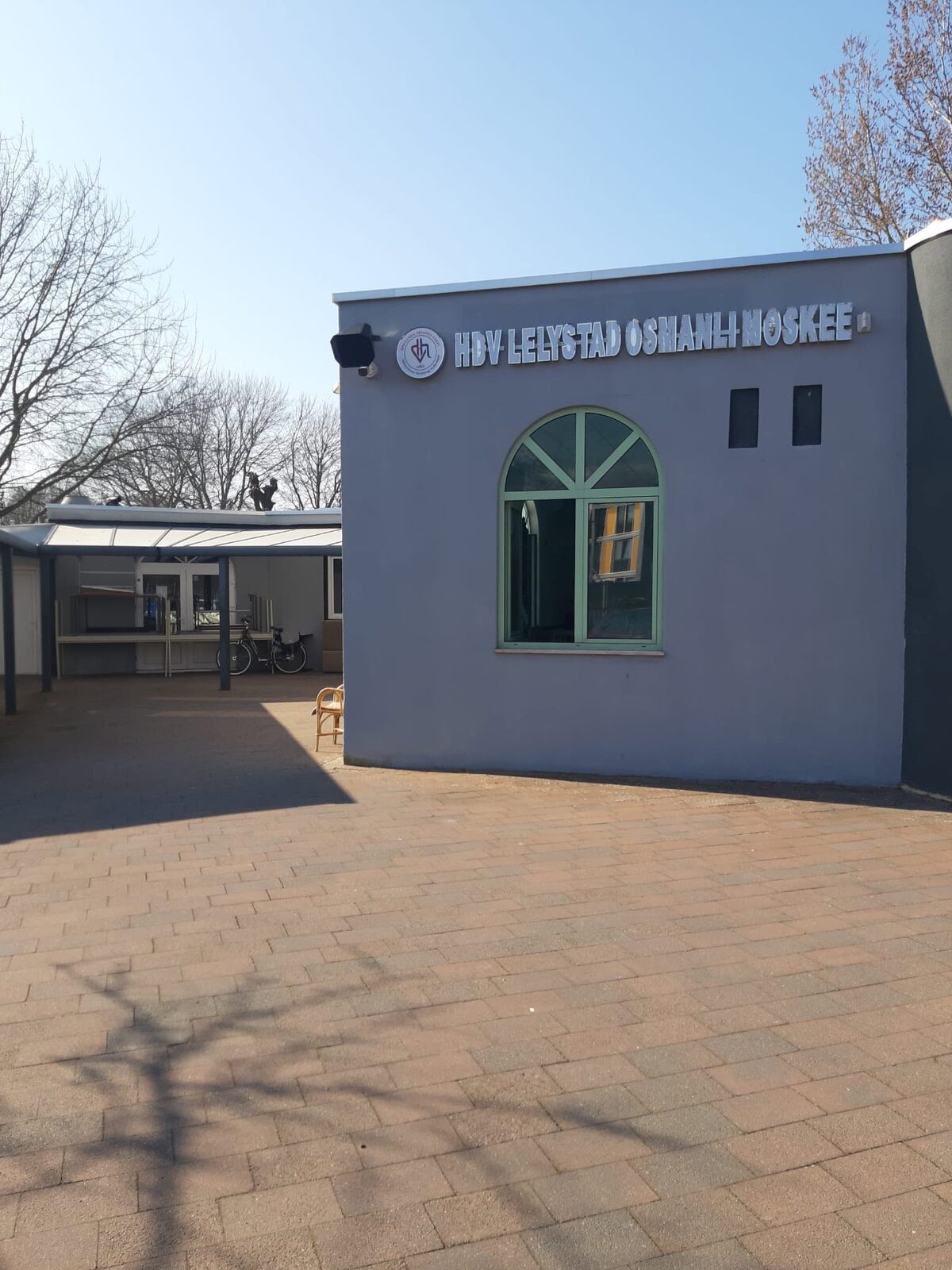 De ingang van de moskee met het naambord HDV Lelystad Osmanlı Moskee