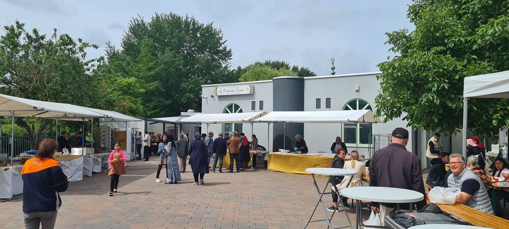 Kraampjes en tenten op het plein voor de moskee tijdens de kermes